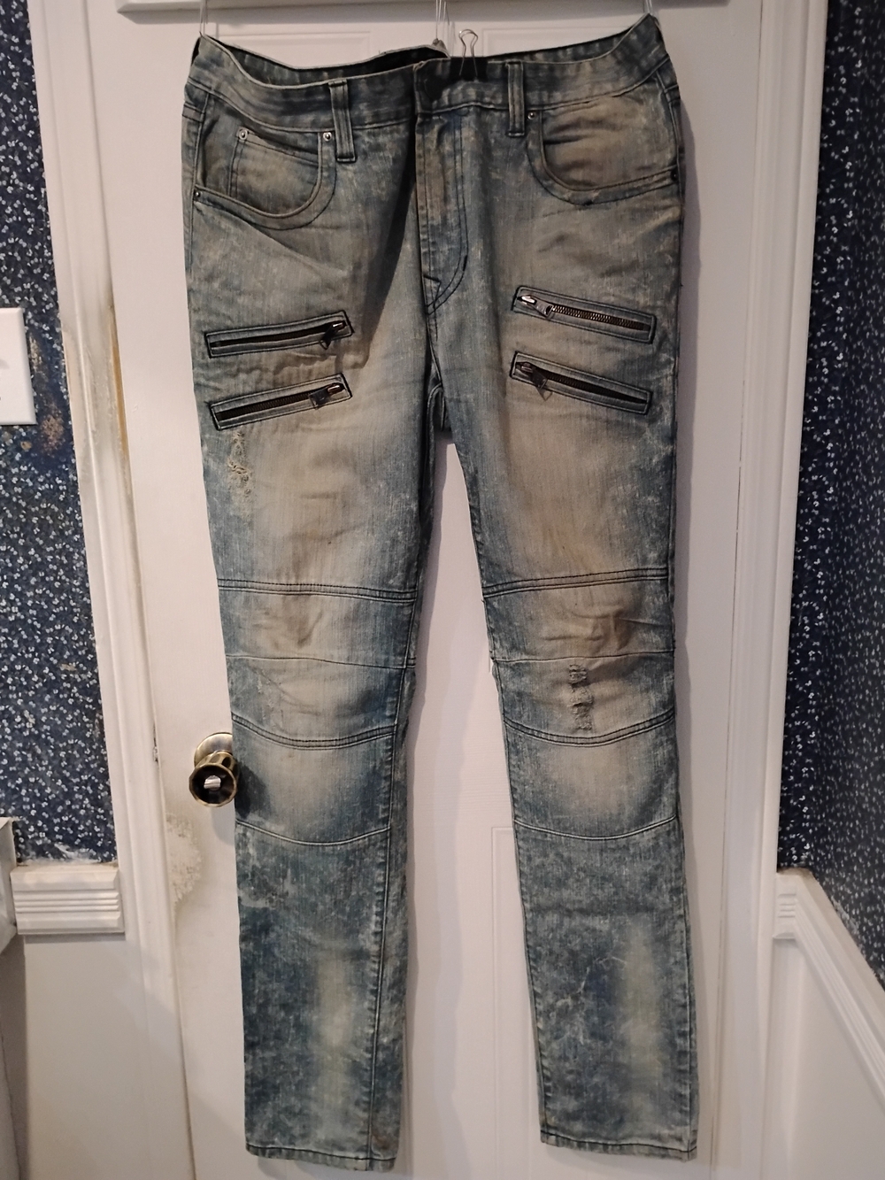 Men's Skinny Washed Light Blue Zip-Accent Jeans